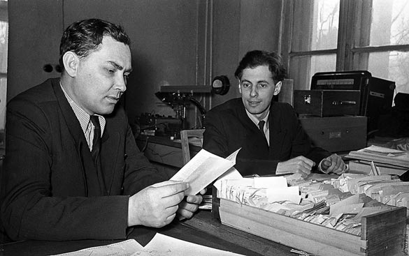 И.А. Терсков и И.И. Гительзон за обсуждением результатов эксперимента (1963 г.).