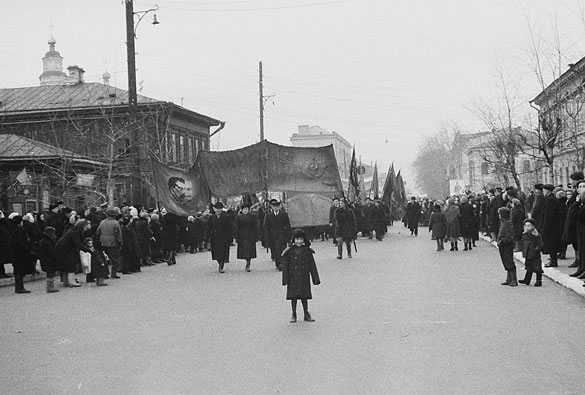 Демонстрация 7 ноября. Квартал пр. Мира между ул. Сурикова и Вейнбаума. На заднем плане слева — Покровская церковь