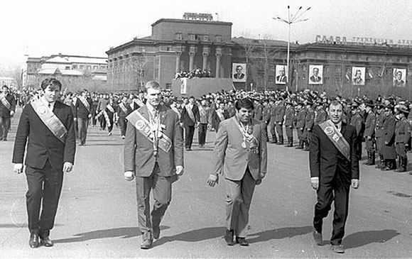 На демонстрации в Красноярске, 1974 год.  По центру — Иван Ярыгин и Дмитрий Миндиашвили