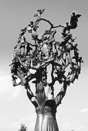 «Древо скорби» в «Городе ангелов»: крона древа образована распростёртыми руками женщин, которые держат ангелов, символизирующих погибших детей 