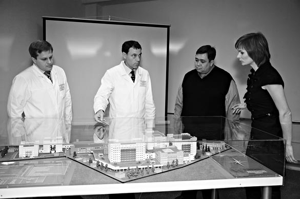 А. Модестов (по центру) с коллегами у макета онкоцентра
