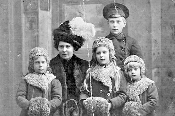 Клавдия Михайловна с детьми