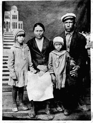 Настя и Марья с родителями после переезда в Красноярск. 1936 год 