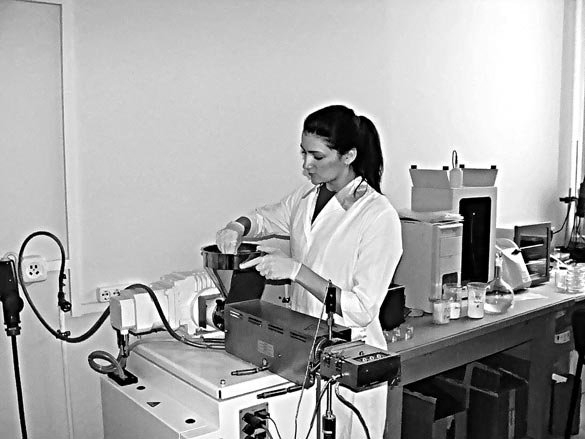 Студентка Анна Шумилова в лаборатории