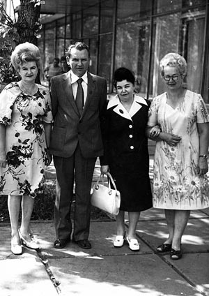 Нелли Николаевна (справа) с мамой, братом и сестрой, 80-е