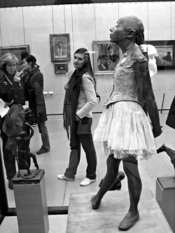 Алла в музее Орсе  (Париж) рядом с «Танцовщицей» Дега
