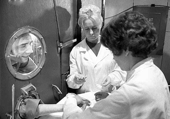 Идёт сеанс очередной связи с испытателями в установке БИОС-3. На связи испытатель  В.В. Терских  (в иллюминаторе),  фото 1973 года.