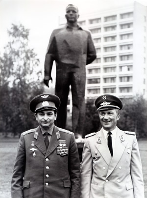 В. Быковский и З. Йен в Звёздном городке у памятника Гагарину