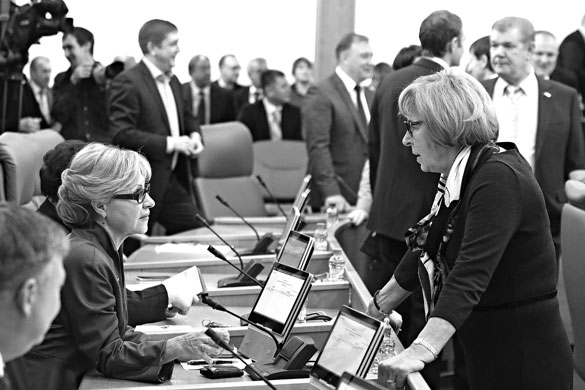 Перед заседанием. Депутаты Т. Казанова (слева) и Н. Фирюлина
