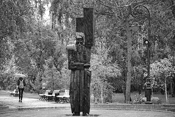 Памятник Ф.М. Достоевскому «Крест несущий» был установлен в Омске в августе 2000 года. Автор — скульптор Александр Капралов 