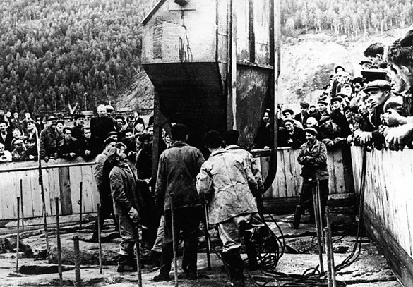 10 августа 1961 г. Первый бетон в основание плотины
