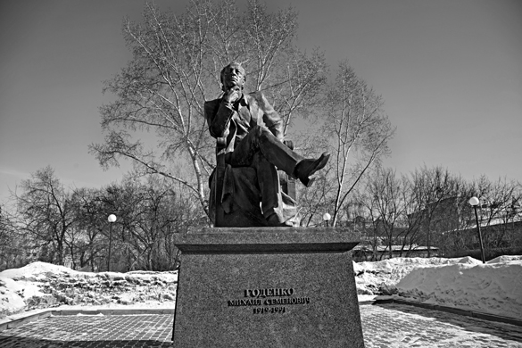 Памятник хореографу Михаилу Годенко (авторы — группа скульпторов под руководством Артёма Мельникова из Санкт-Петербурга)