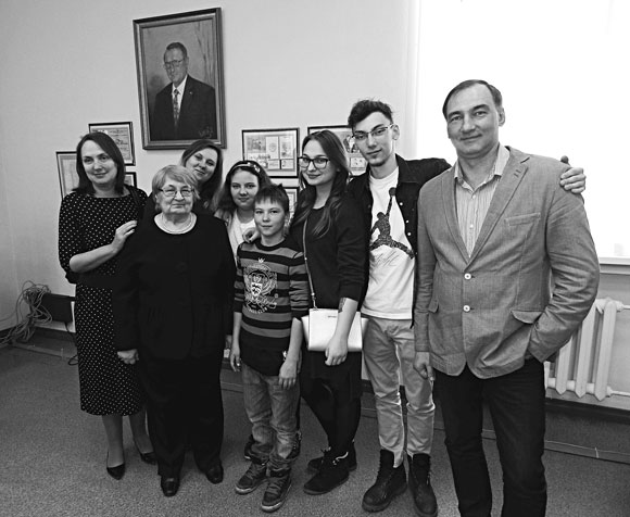 Семья Гулидова в его именной аудитории в СФУ