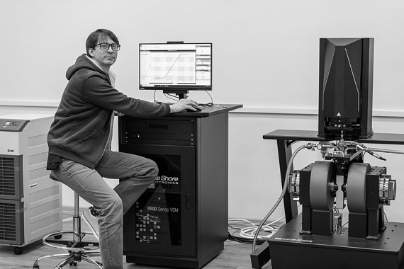 В одной из лабораторий ИФ: старший научный сотрудник  Михаил Платунов работает на установке магнитометр Lake Shore