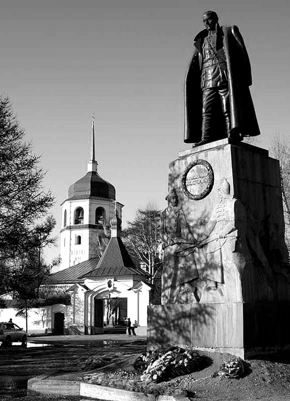 Памятник в Иркутске у Знаменского монастыря, где Колчак был расстрелян