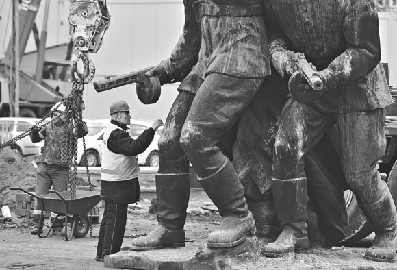 Демонтаж памятника советским солдатам в Польше
