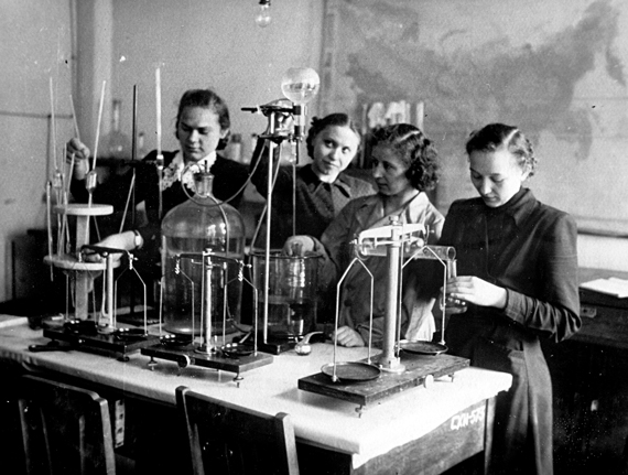 В лаборатории почвоведения,  НИР, 1956 г.
