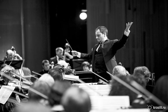 Фото Никиты Ларионова. Концерт Красноярского академического симфонического оркестра, дирижёр В. Ланде, 2016 год
