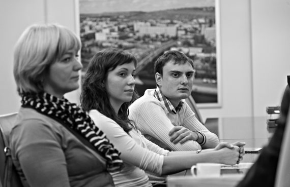 Герман, Юлия и редактор СФ за столом мэра