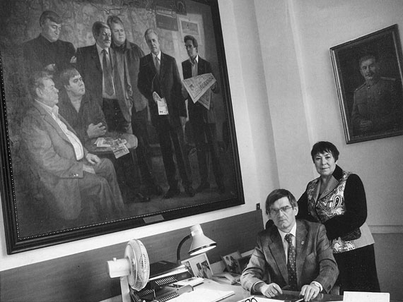 Олег Пащенко в своём кабинете депутата Заксобрания с женой Галиной Алексеевной