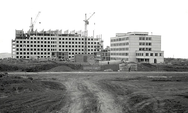 Больница в Солнечном так и не была достроена. Коробка здания простояла заброшенной все 90-е годы, а в начале 2000-х в палатах строители оборудовали жилые квартиры.